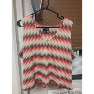 Woman's sleeveless patterned shirt